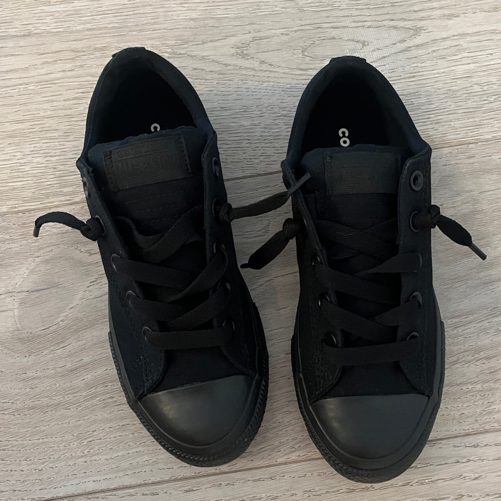 youth all black converse 3.5 US, never been worn